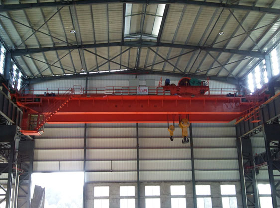 为福建鑫隆重型制作安装的QD32/10T通用双梁桥式起重机。